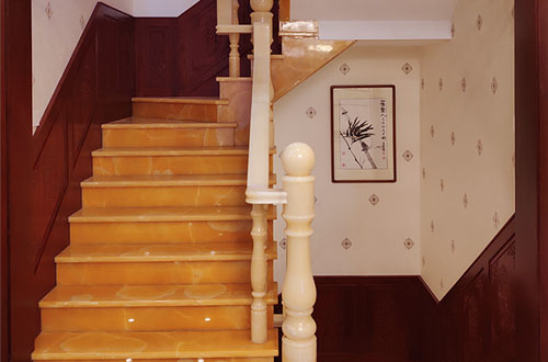 南桥镇中式别墅室内汉白玉石楼梯的定制安装装饰效果